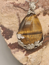 Load image into Gallery viewer, TEARDROP CRYSTAL PENDANT LEAF DESIGN - 24" CHAIN