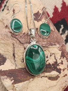 MALACHITE OVAL PENDANT SET