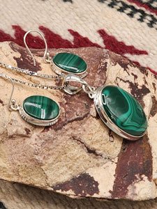 MALACHITE OVAL PENDANT SET